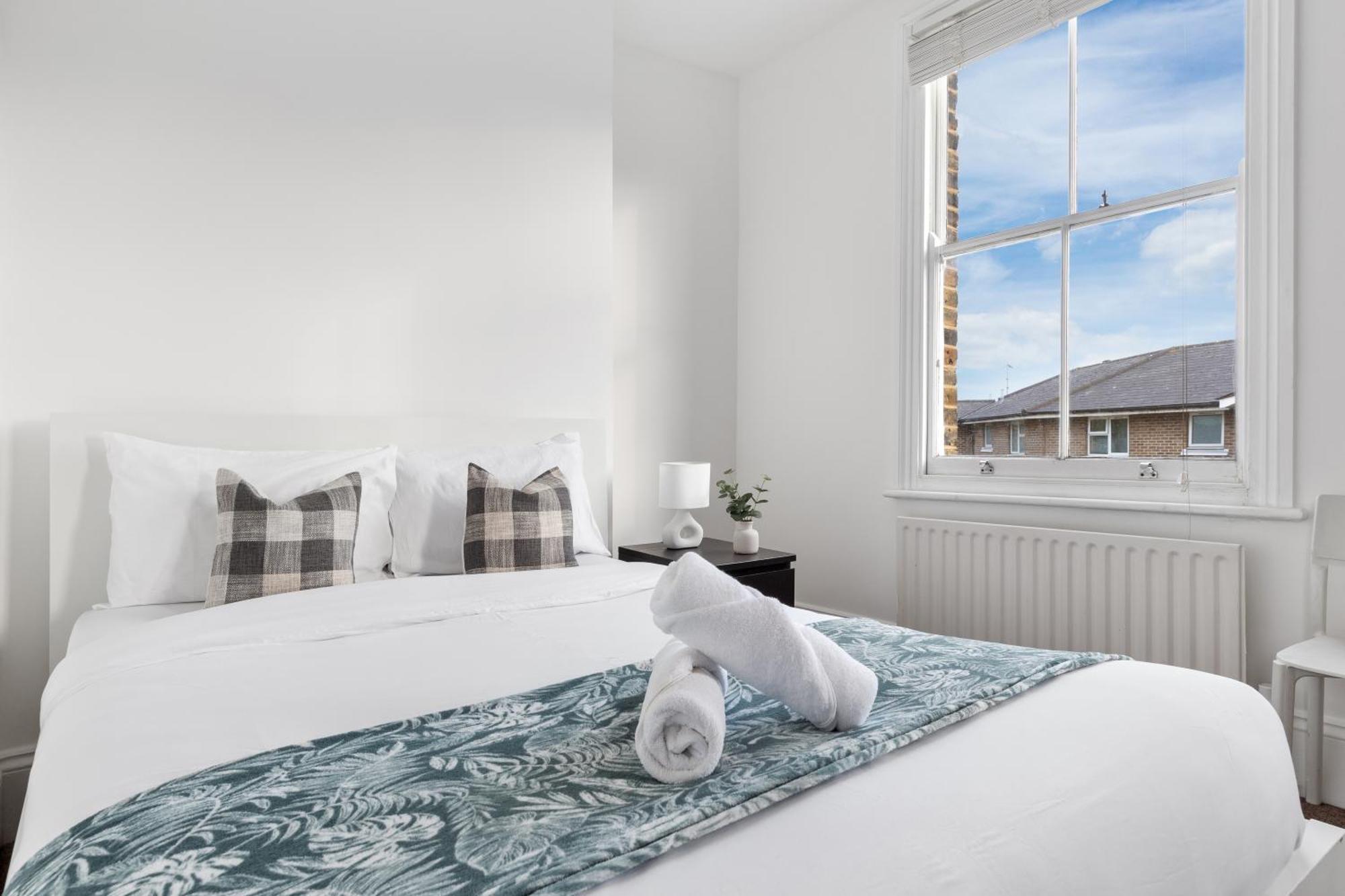 Luxury 4 Bedroom Flat With Stunning Shard View From Terrace In Central London! Next To Station, Sleeps 9 Exterior photo