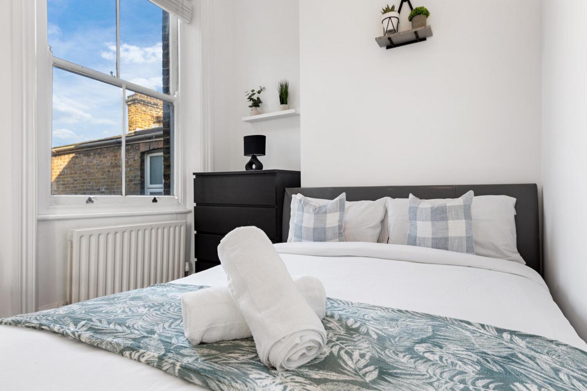 Luxury 4 Bedroom Flat With Stunning Shard View From Terrace In Central London! Next To Station, Sleeps 9 Exterior photo