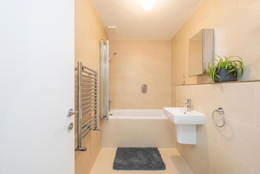 Luxury 4 Bedroom Flat With Stunning Shard View From Terrace In Central London! Next To Station, Sleeps 9 Room photo