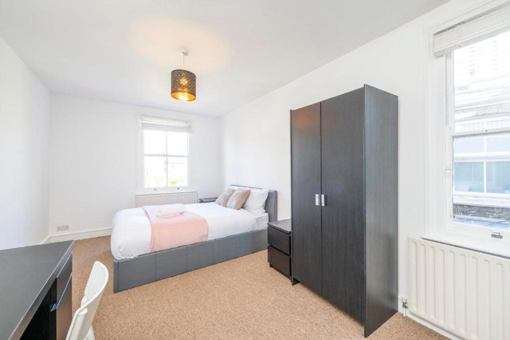 Luxury 4 Bedroom Flat With Stunning Shard View From Terrace In Central London! Next To Station, Sleeps 9 Room photo