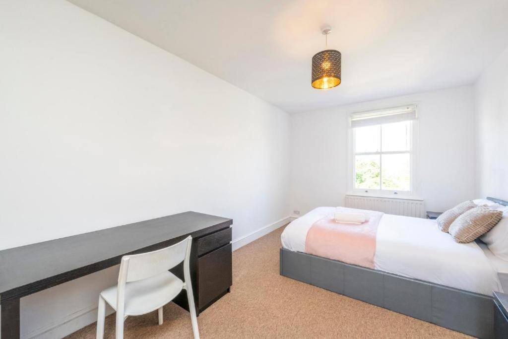 Luxury 4 Bedroom Flat With Stunning Shard View From Terrace In Central London! Next To Station, Sleeps 9 Room photo