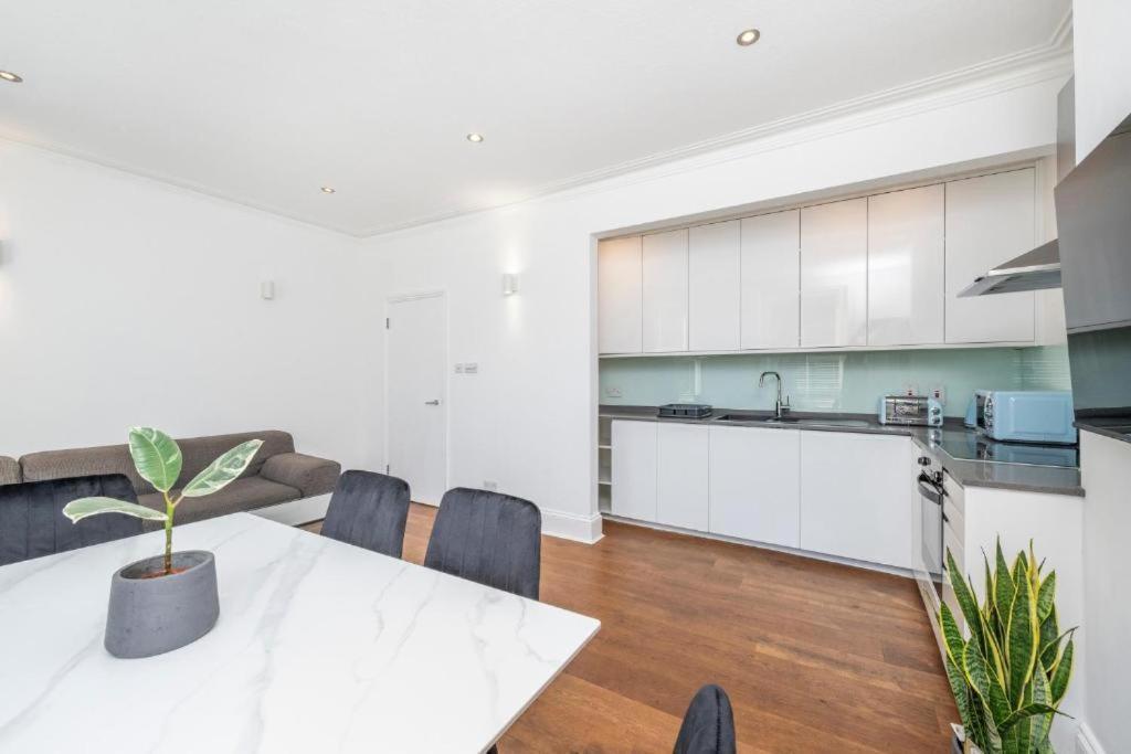 Luxury 4 Bedroom Flat With Stunning Shard View From Terrace In Central London! Next To Station, Sleeps 9 Room photo