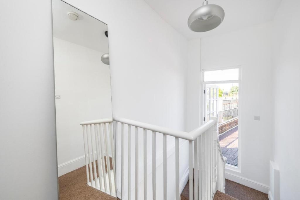 Luxury 4 Bedroom Flat With Stunning Shard View From Terrace In Central London! Next To Station, Sleeps 9 Room photo