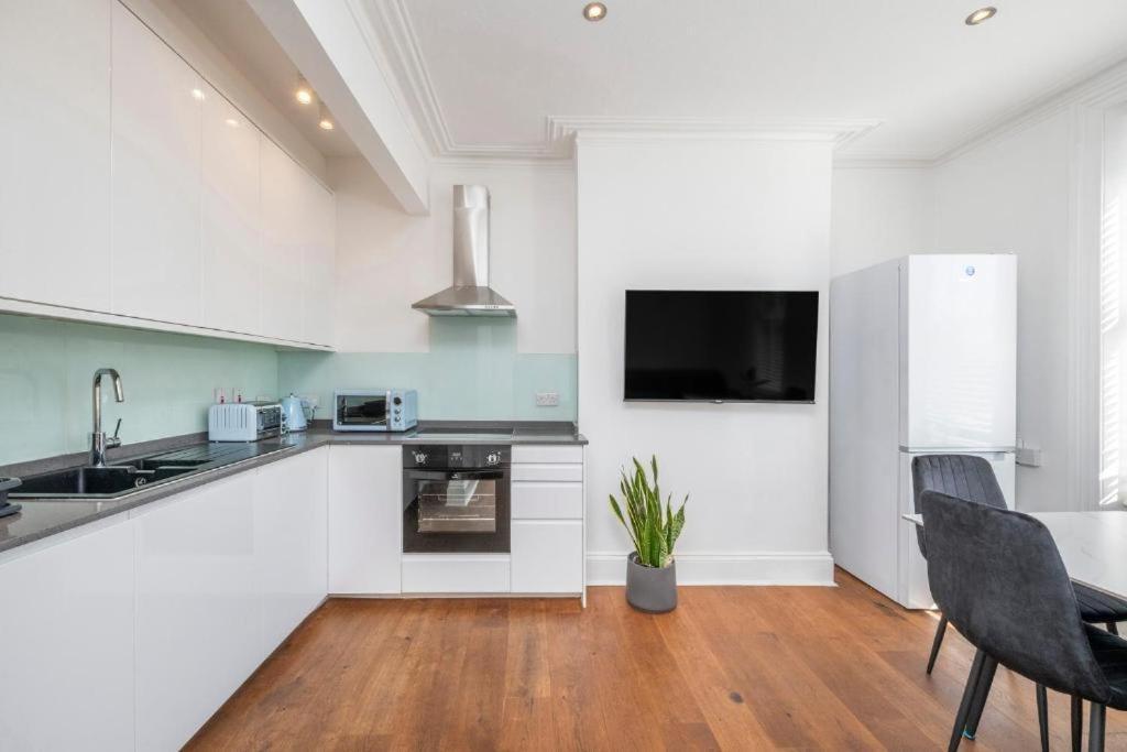 Luxury 4 Bedroom Flat With Stunning Shard View From Terrace In Central London! Next To Station, Sleeps 9 Room photo