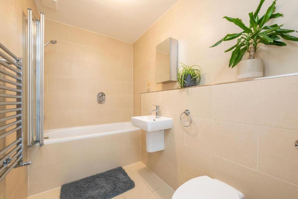 Luxury 4 Bedroom Flat With Stunning Shard View From Terrace In Central London! Next To Station, Sleeps 9 Room photo