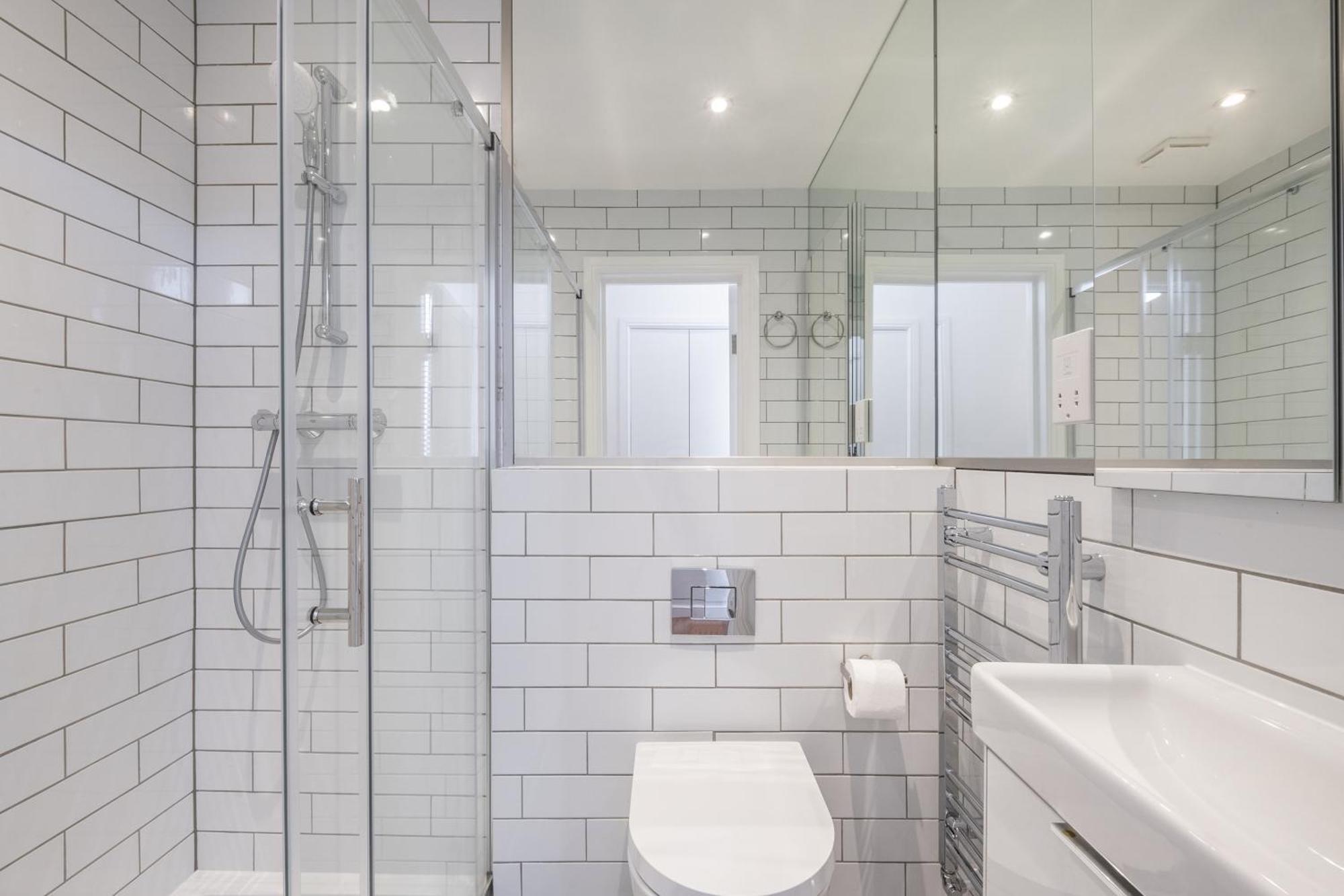 Luxury 4 Bedroom Flat With Stunning Shard View From Terrace In Central London! Next To Station, Sleeps 9 Room photo