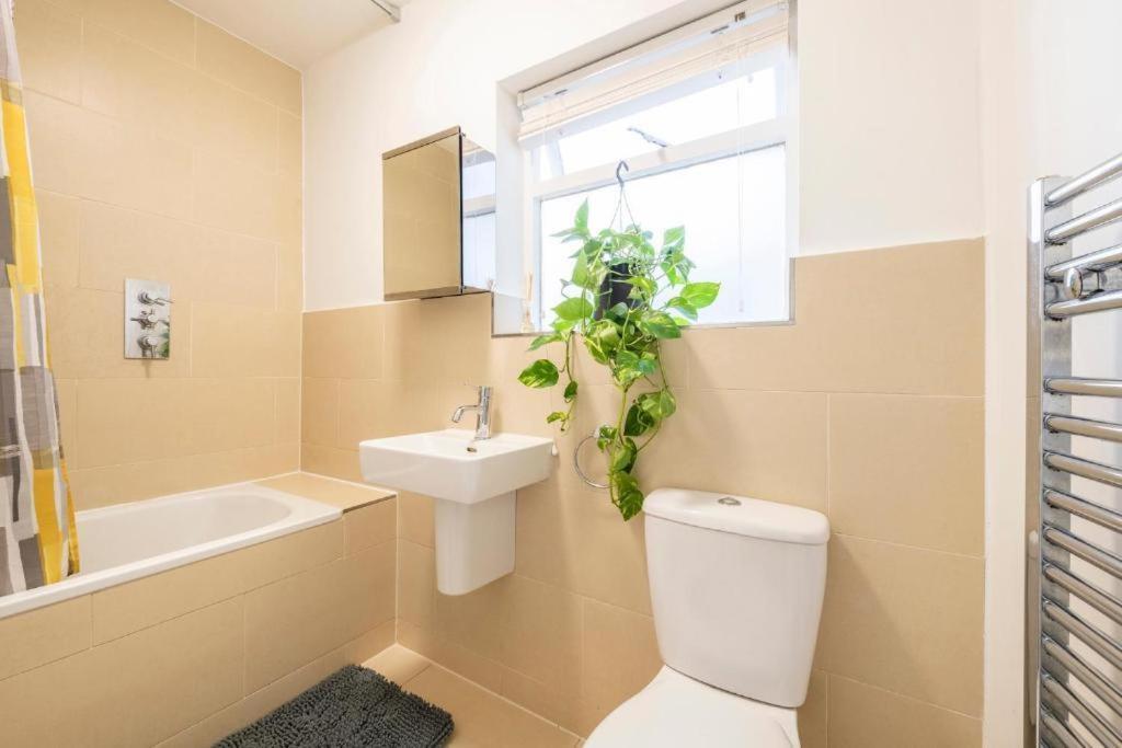 Luxury 4 Bedroom Flat With Stunning Shard View From Terrace In Central London! Next To Station, Sleeps 9 Room photo