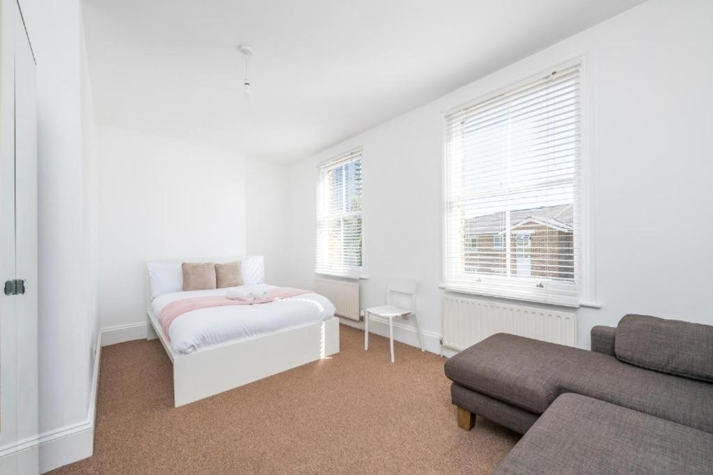 Luxury 4 Bedroom Flat With Stunning Shard View From Terrace In Central London! Next To Station, Sleeps 9 Room photo